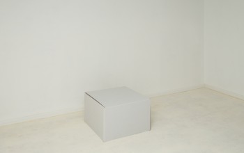 mesa baja de salón hecha de cartón para proyecto de Home Staging