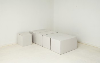 cama individual hecha de cartón para proyectos de home staging. decorar pisos vacíos con muebles falsos.