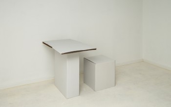 conjunto de escritorio con taburete hecho de cartón para proyectos de home staging. decorar pisos vacíos con muebles falsos.