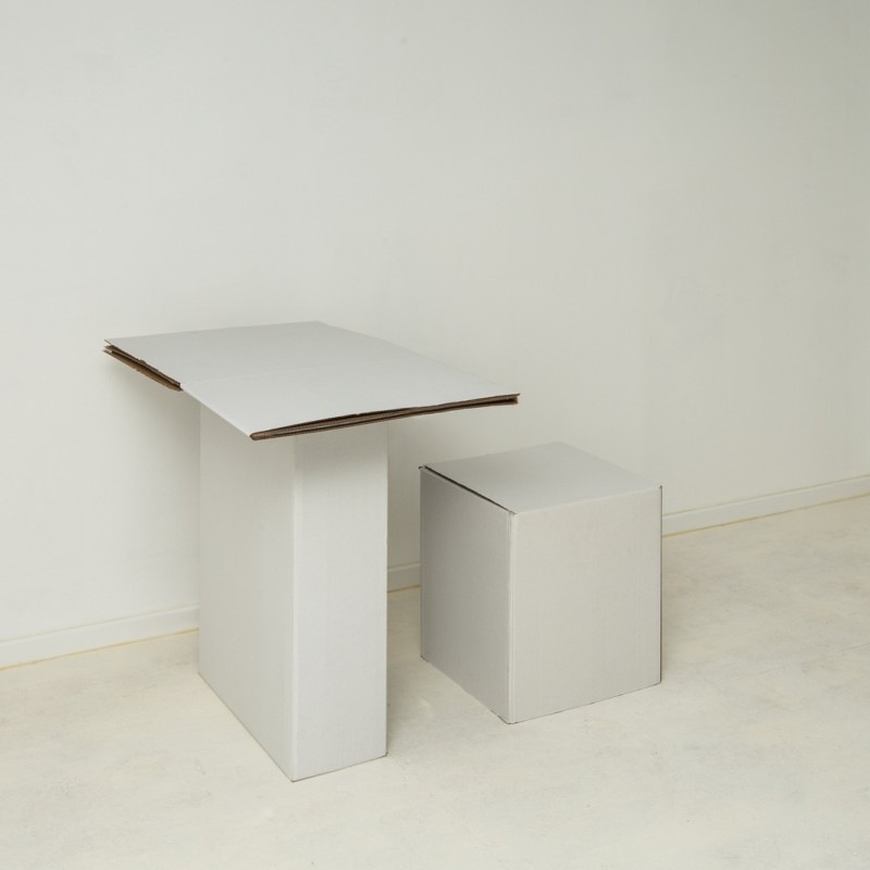 conjunto de escritorio con taburete hecho de cartón para proyectos de home staging. decorar pisos vacíos con muebles falsos.