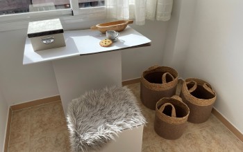 conjunto de escritorio con taburete hecho de cartón en una realización de home staging. decorar pisos vacíos con muebles falsos.