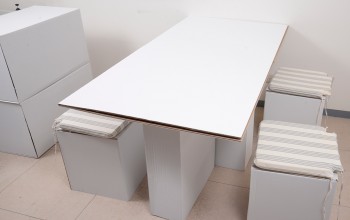 conjunto mesa de comedor y taburetes de cartón con cojines decorativos para proyectos de home staging