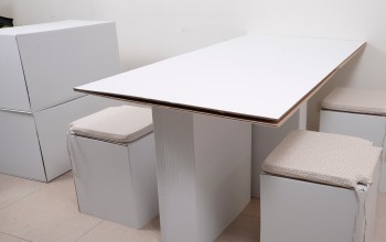 conjunto mesa de comedor y taburetes de cartón con cojines decorativos para proyectos de home staging